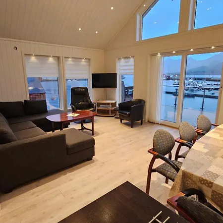 Hennesstrand Brygge - Din Base For Vesteralen Og Lofoten アパート Hennes